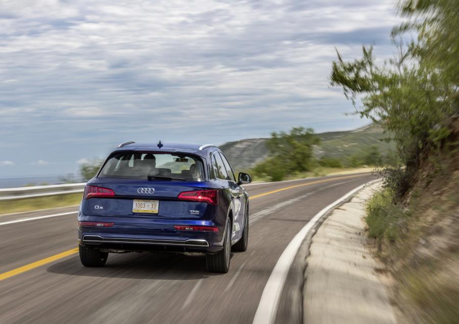  Audi Q5 TFSI Quattro S-Line 2016 года  (WW) (фото 31 из 110)